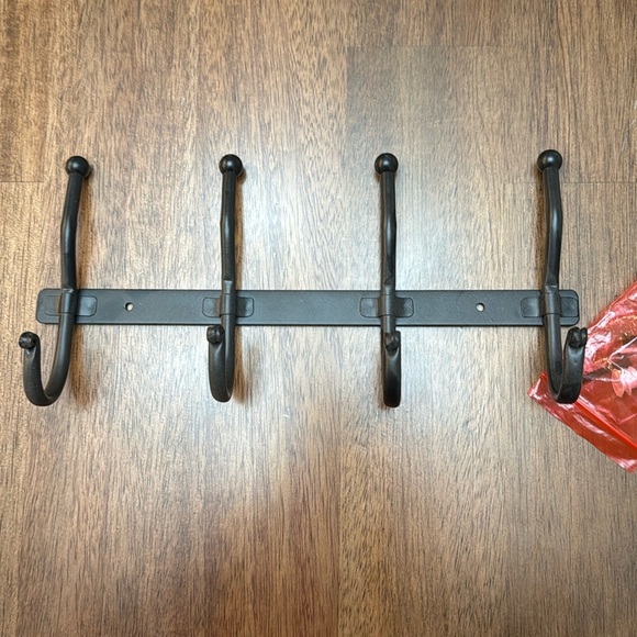 Decocrated 4 hook wall hanger - Picture 1 of 3